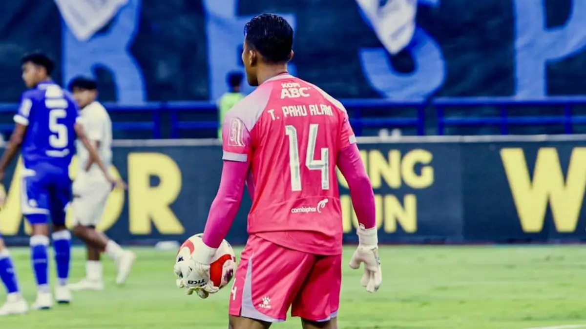 Kiper Persib Bandung, Teja Paku Alam berhasil pecahkan rekor. (Instagram @tejapakualaam)