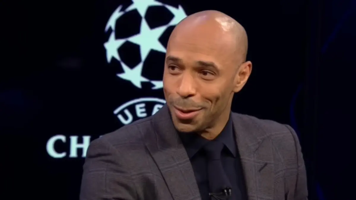 Legenda Arsenal, Thierry Henry dipercaya bawa trofi Liga Champions menuju lapangan utama Puskas Arena.