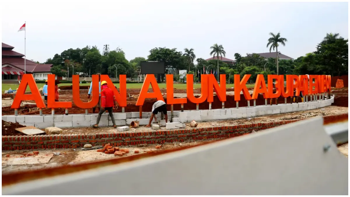 Pembangunan Alun-Alun Kabupaten Bogor di Cibinong. Di targetkan selesai saat peringati Hari Jadi bogor ke 544 Tahun. (Foto : Hendi Novian / Radar Bogor)