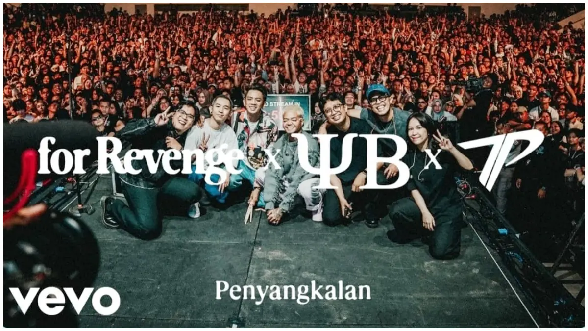 Penampilan For Revenge bersama YB dan Tepe saat membawakan lagu Penyangkalan di acara Festivaaal Marapthon The Last Tale di Istora Senayan. (Foto : YouTube for Revenge)