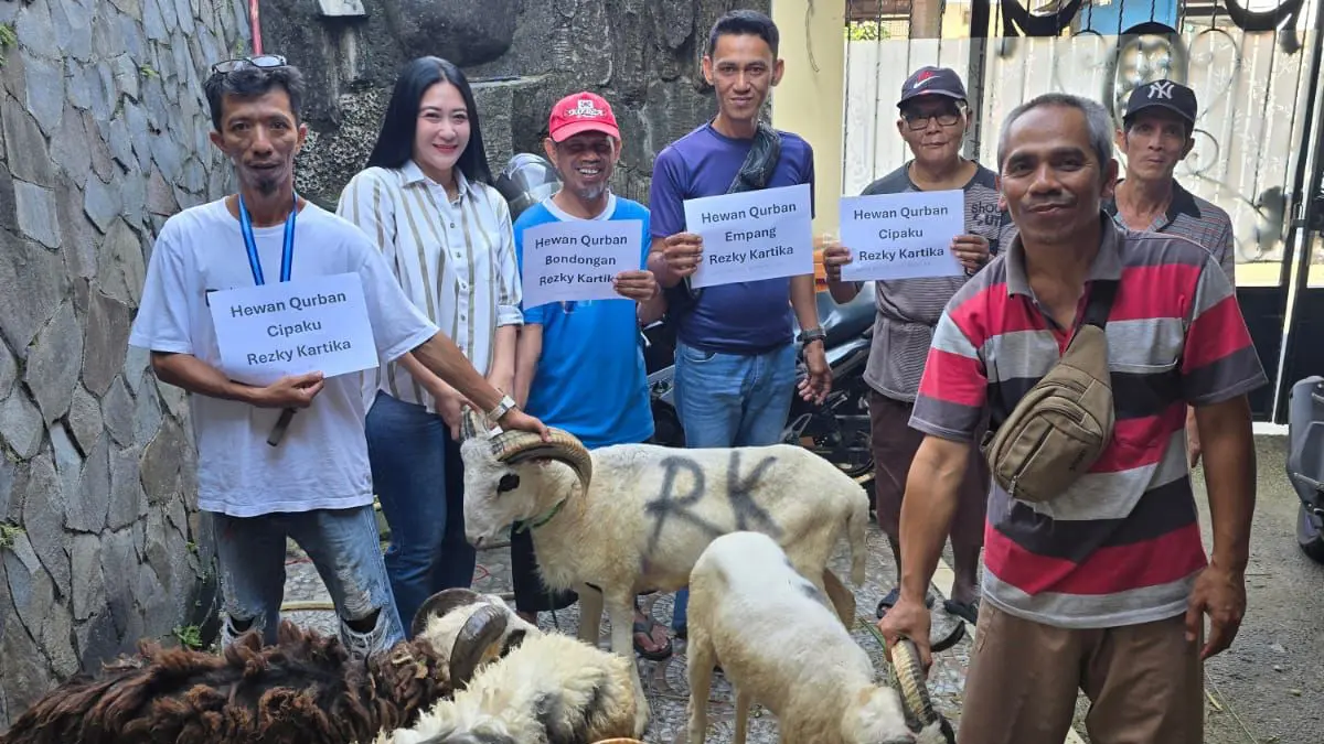 Penyerahan hewan kurban Idul Adha, bantuan Anggota DPRD Kota Bogor Rezky Kartika. Foto: Tim Sukses Rezky Kartika for Radar Bogor