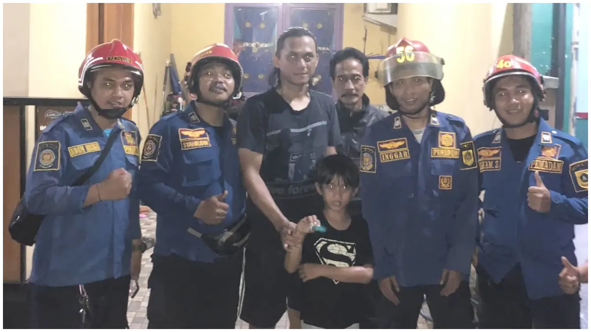 Petugas Damkar usai mengevakuasi bocah yang jari telunjuknya tersangkut di lubang mur baut pagar rumah di Klapanunggal, Kabupaten Bogor. (Foto: Damkar for Radar Bogor)