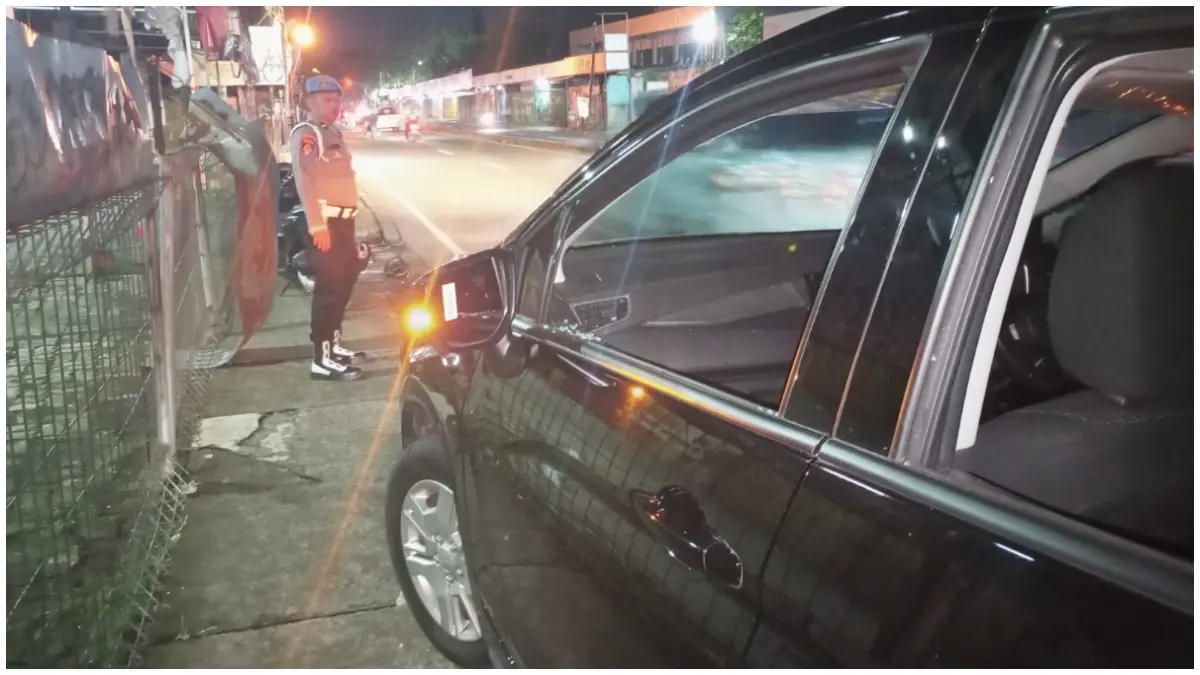 Polisi cek TKP aksi pecah kaca mobil di Bojongsari Kota Depok. Foto (Kapolsek Bojongsari for Radar Bogor)