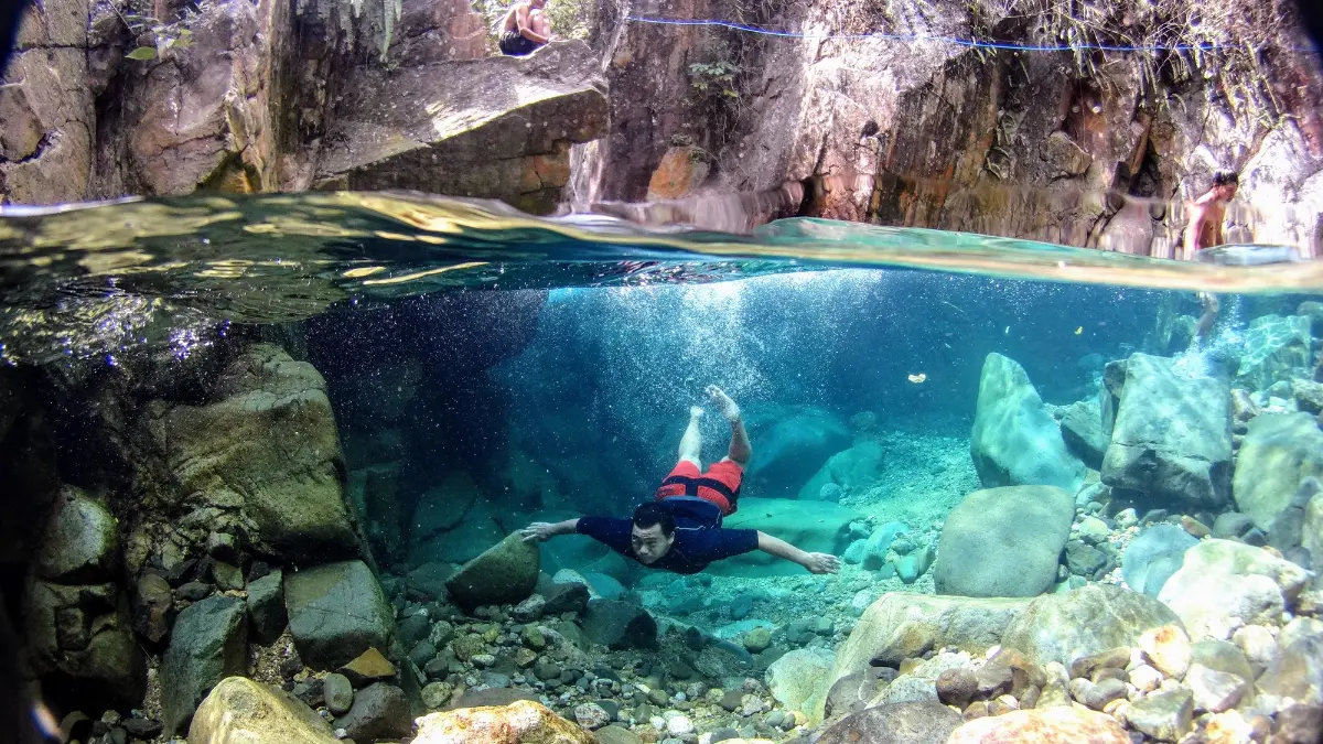 Curug di Bogor yang hidden gem dengan air jernih dan menyegarkan. Foto: Laman Travelspromo