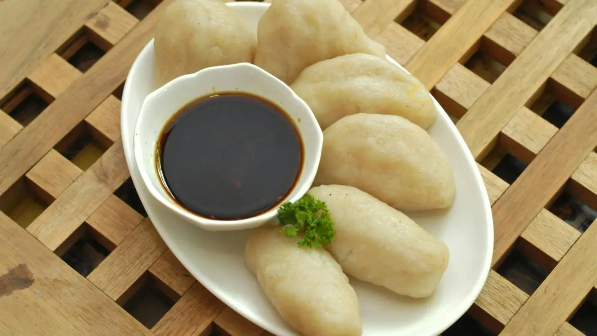 Ilustrasi pempek Palembang. (Foto: pexels.com/macarius draftStudio)