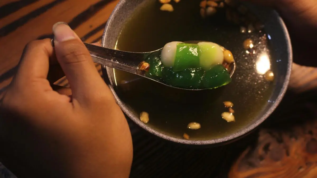 Ilustrasi wedang ronde. (Foto: Pexels/Jauhar Musthofal Qulub)