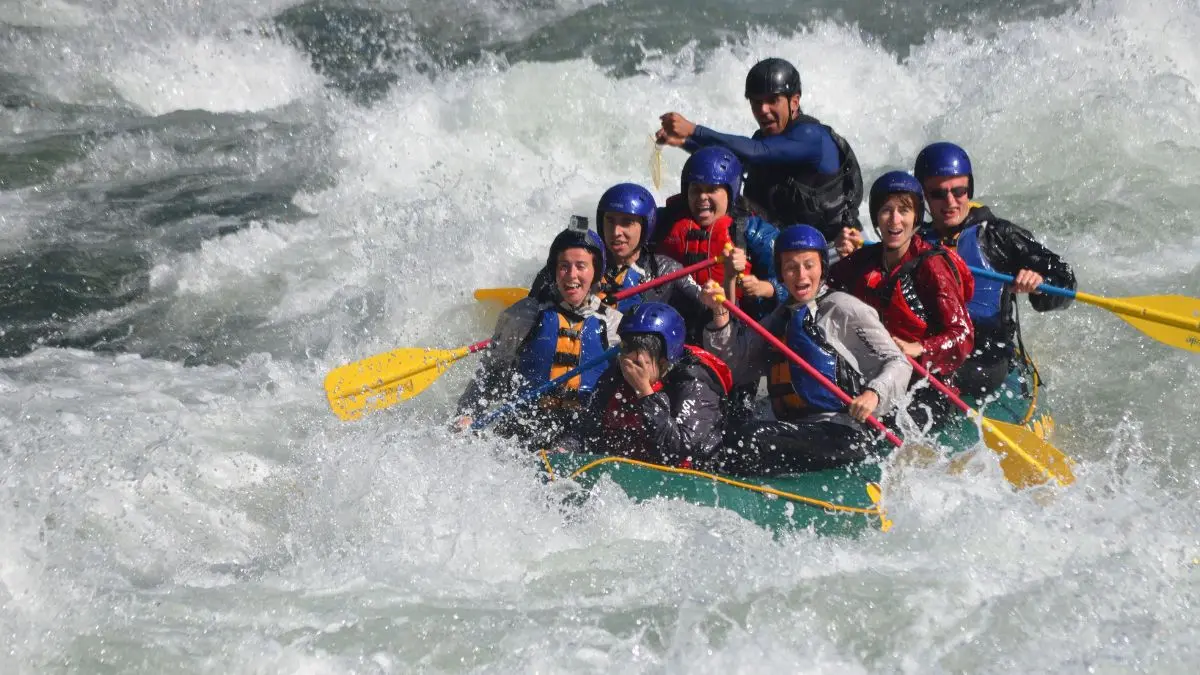 Ilustrasi wisatawan sedang melakukan aktivitas arung jeram. (Foto: Pixabay/vsalgado23)