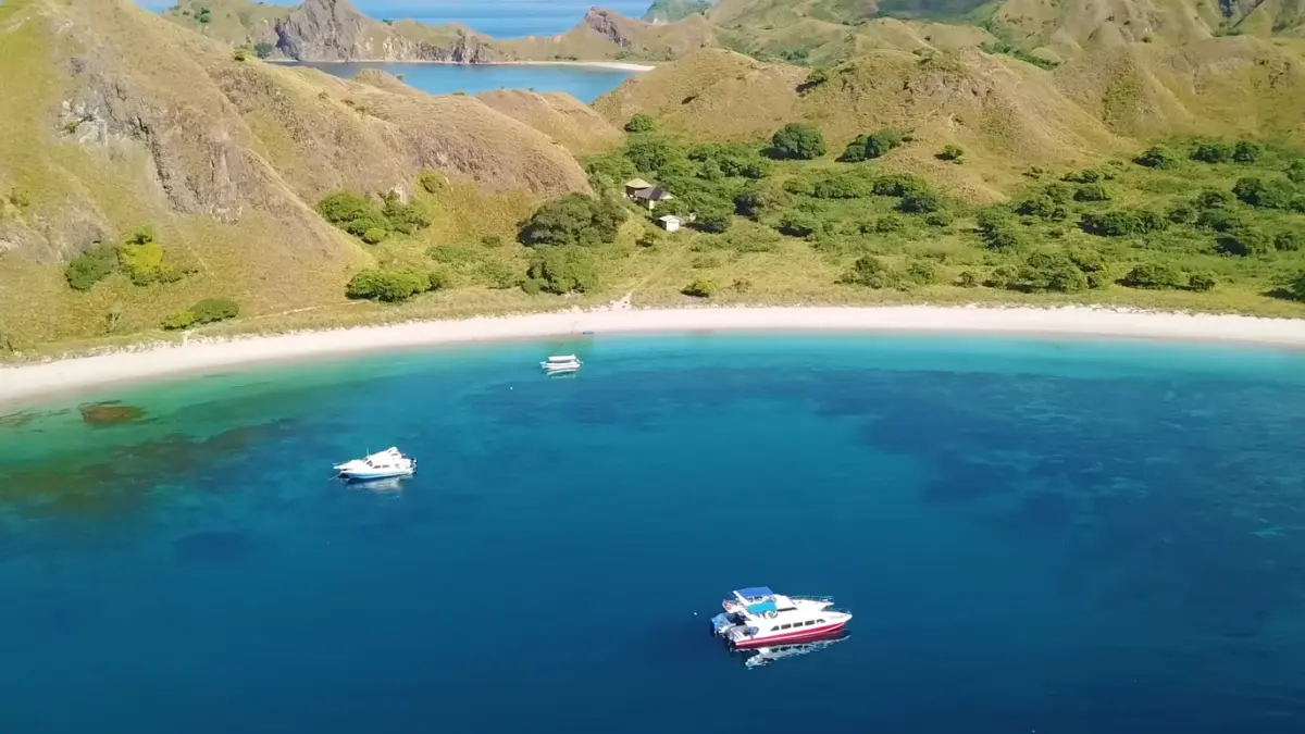 Keindahan liburan di Labuan Bajo. (Foto: YouTube Bobo Cantik)