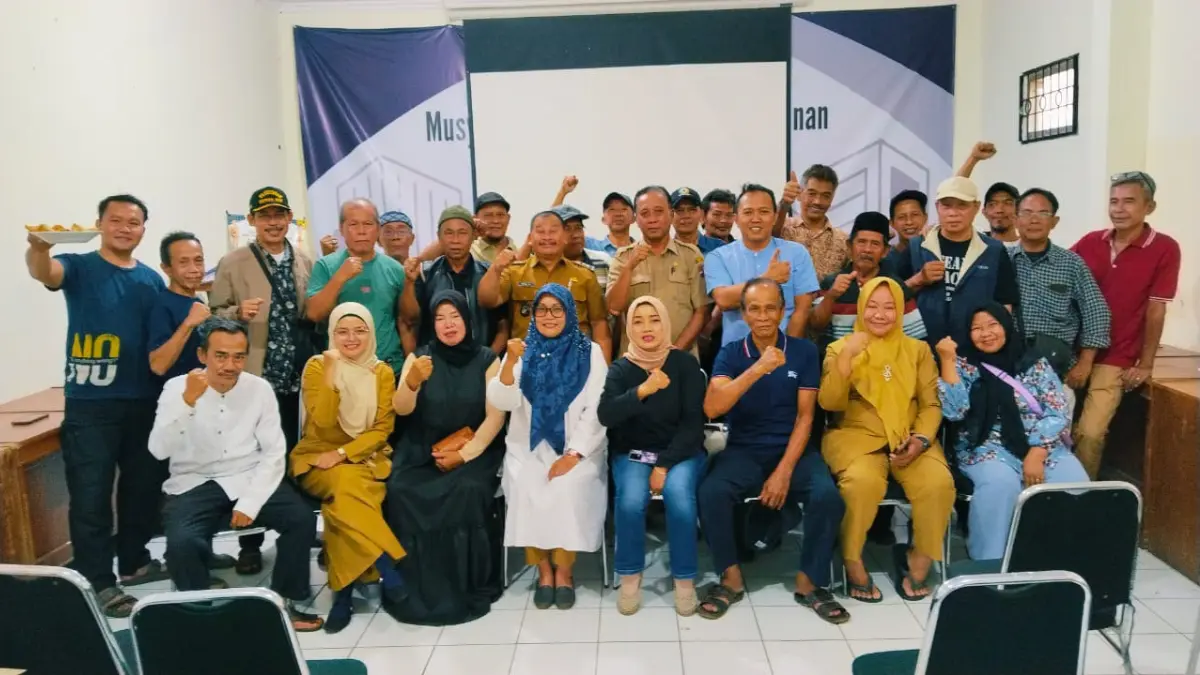 Lurah Cilendek Timur, Kecamatan Bogor Barat, Kota Bogor saat mendampingi warga. (Dok. Lurah Cilendek Timur)