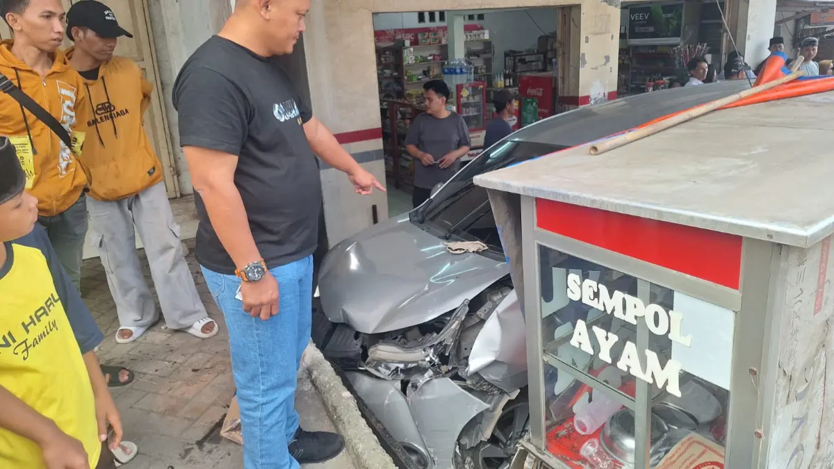 Mobil Toyota Avanza rusak menabrak warung dan gerobak di Kecamatan Tenjo, Kabupaten Bogor, Jumat 29 Mei 2026.  (Nasir/ Radar Bogor)