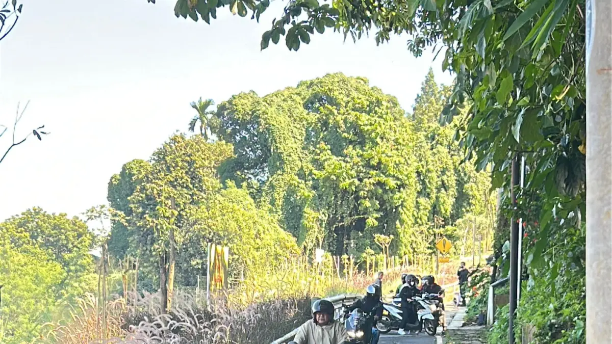 Para pemotor melintas di kawasan Batutulis Kota Bogor. (Fauzan/Radar Bogor)