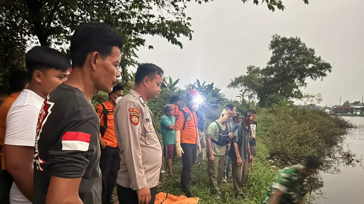 Petugas gabungan saat mengevakuasi korban di Setu Curug, Pakansari, Cibinong, Kabupaten Bogor. (Dok. Polsek Cibinong)