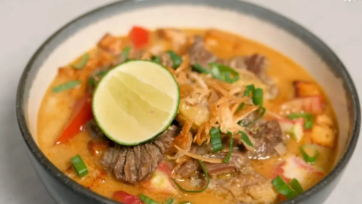 Resep Soto Betawi Susu Tanpa Santan. (Foto: YouTube Ade Koerniawan)