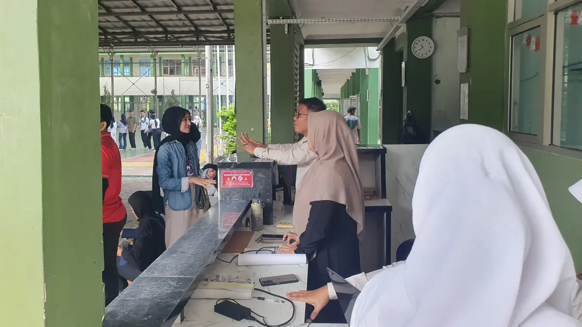 Suasana saat SPMB reguler dimulai di SMAN 4 Cibinong, sejumlah orang tua calon murid mendatangi sekolah. Foto: Hendi Novian/Radar Bogor.