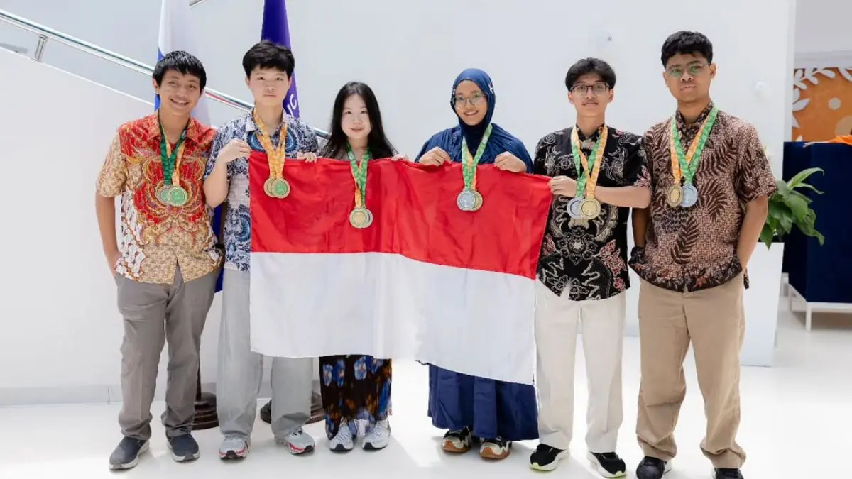 Tim Olimpiade Biologi Indonesia saat mengikuti ajang Open International Biology Olympiad (OIBO) 2026 di Sirius Education Center, Rusia. (Foto: Instagram @bushcoo dan @ichaltobi)