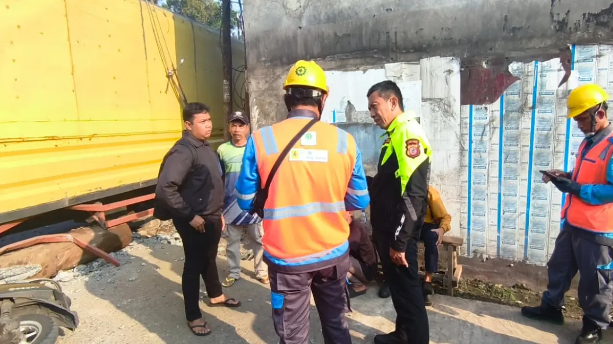 Truk boks pengangkut triplek kecelakaan dan menabrak tiang listrik serta sepeda motor di Cileungsi, Kabupaten Bogor, Jumat, 29 Mei 2026. (Dok. Satlantas Polres Bogor)