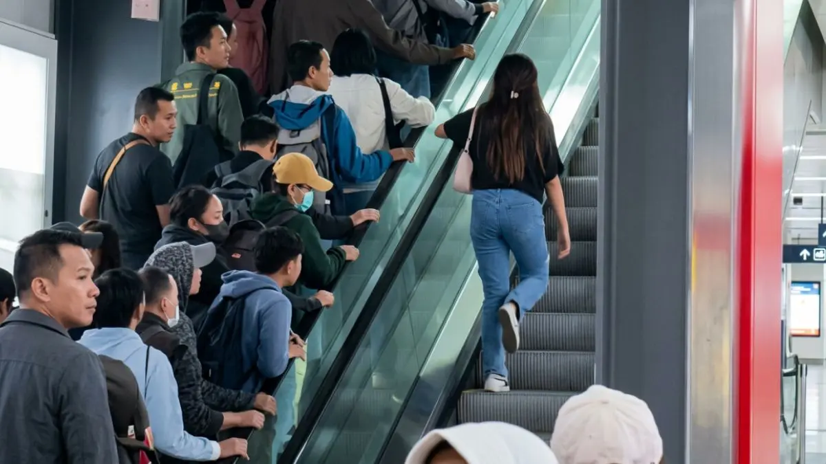 VIRAL : Seorang perempuan nekat lawan arah di eskalator Stasiun Rangkasbitung.