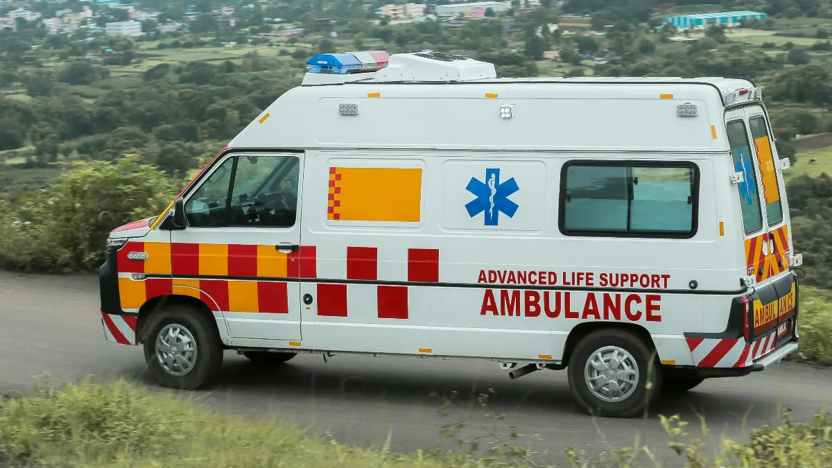 Ilustrasi: Ambulance saat membawa pasien. (Pexel/Ajil Saji)