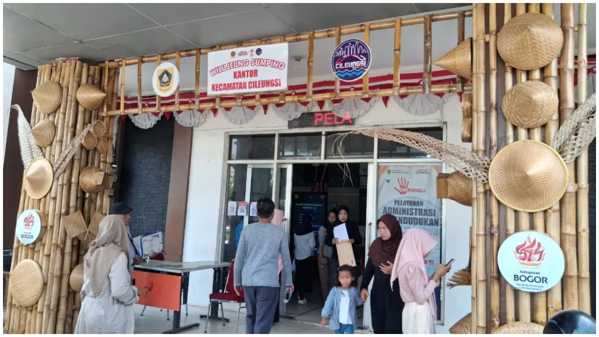 Kecamatan Cileungsi mempercantik lingkungan kantor dengan gapura dan ornamen bambu karya perajin lokal. (Foto: Muhammad Ali/Radar Bogor)

