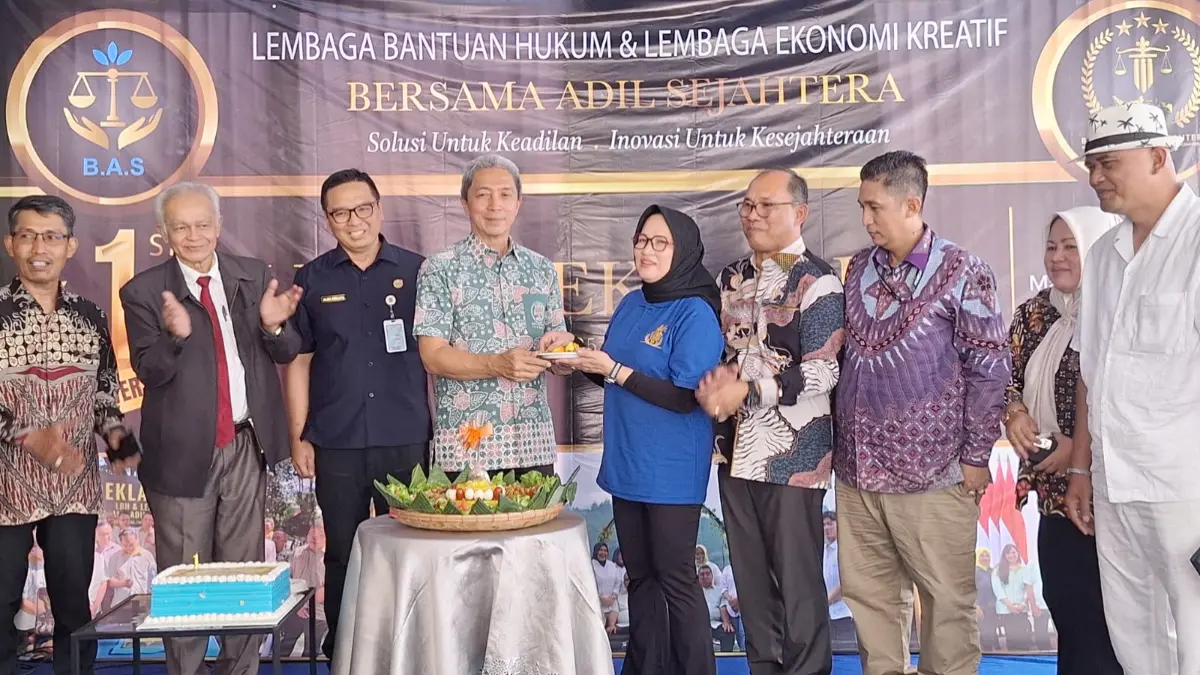 Ketua Umum LBH BAS Tini Sumartini bersama Wali Kota Bogor Dedie A Rachim dan tamu undangan saat peresmian Sekretariat BAS serta Kantor Hukum Martini, Osner Johnson S and Associates, Sabtu, 30 Mei 2026. (Dede/Radar Bogor)