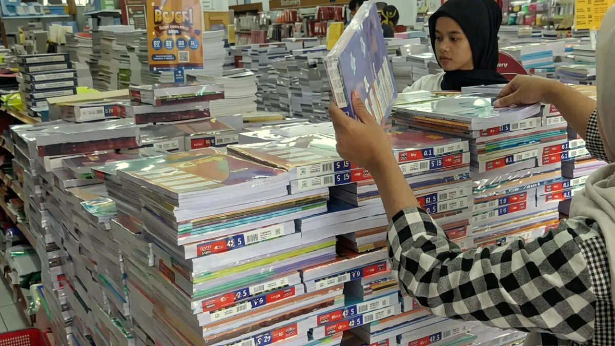 KOTA BOGOR : Orang tua siswa mulai membeli perlengkapan sekolah untuk tahun ajaran baru.