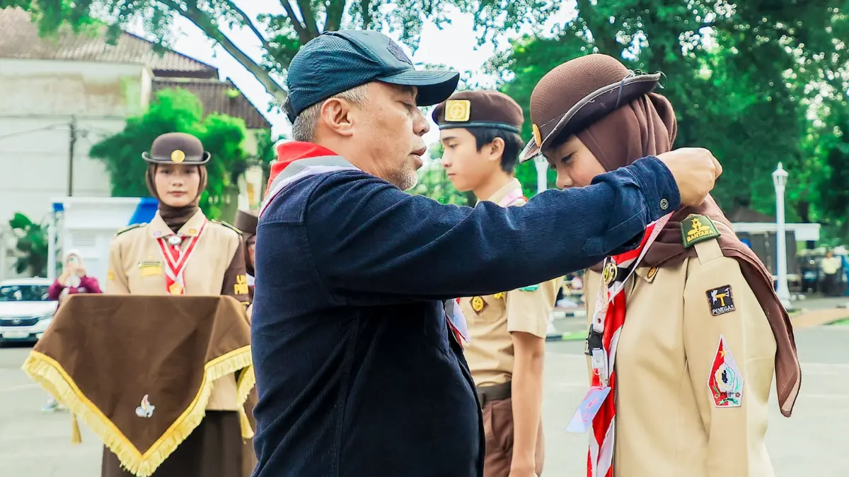 Sekda Kota Bogor yang juga Ketua Kwarcab Gerakan Pramuka Kota Bogor, Denny Mulyadi memimpin apel Gladian Pemimpin Satuan Kwarcab Gerakan Pramuka Kota Bogor di Plaza Balai Kota Bogor, Sabtu, 30 Mei 2026. (Dok. Pemkot Bogor)