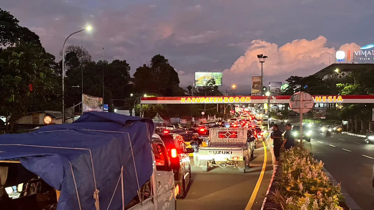Arus lalu lintas di jalur Puncak, Kabupaten Bogor didominasi kendaraan yang mengarah ke Jakarta pada Minggu, 31 Mei 2026. (Septi N/Radar Bogor)