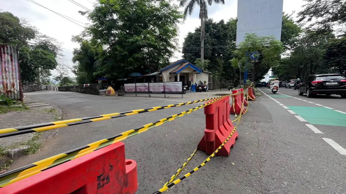 Barier dan garis kuning dipasang untuk menutup Jalan Sambu. (Foto : (Dzikry/Radar Bogor)