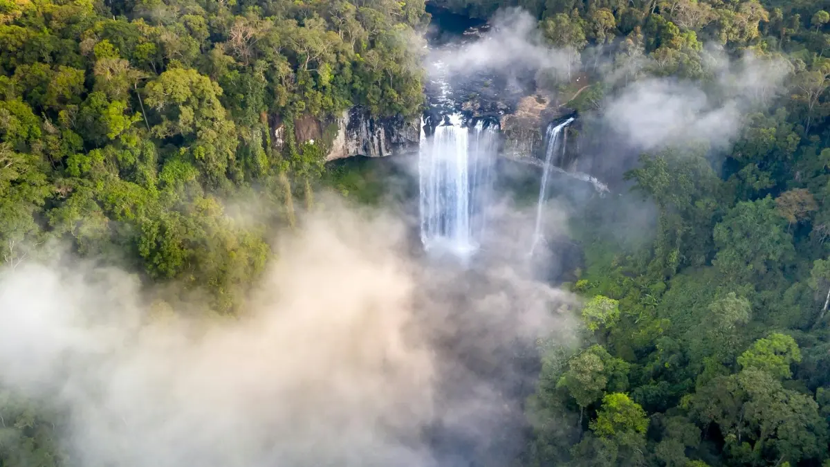 Ilustrasi panorama air terjun di Kalimantan. Foto: Pexels/Quang Nguyen Vinh
