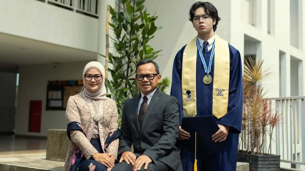 Kenatra Mahesha Sugiarto (kanan) bersama kedua orang tuanya Wamendagri Bima Arya dan Yane Ardian. (Instagram @bimaaryasugiarto)