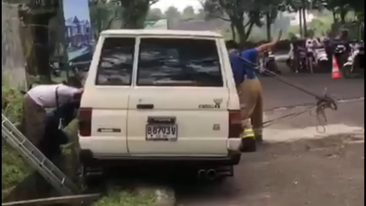 Mobil Kijang klasik terperosok ke selokan di BNR Bogor. (Damkar Kota Bogor)