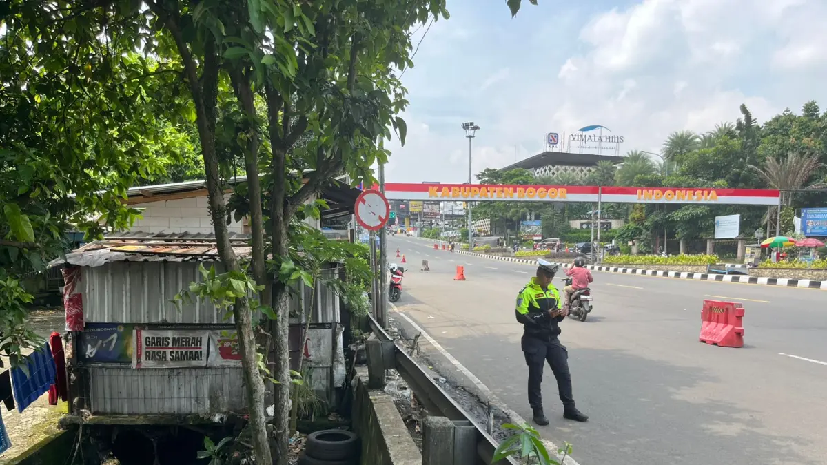 Salah satu bangunan yang menjadi target penataan Jalur Puncak oleh Pemkab Bogor di Simpang Gadog, Megamendung. (Foto : Septi Nulawam/Radar Bogor)