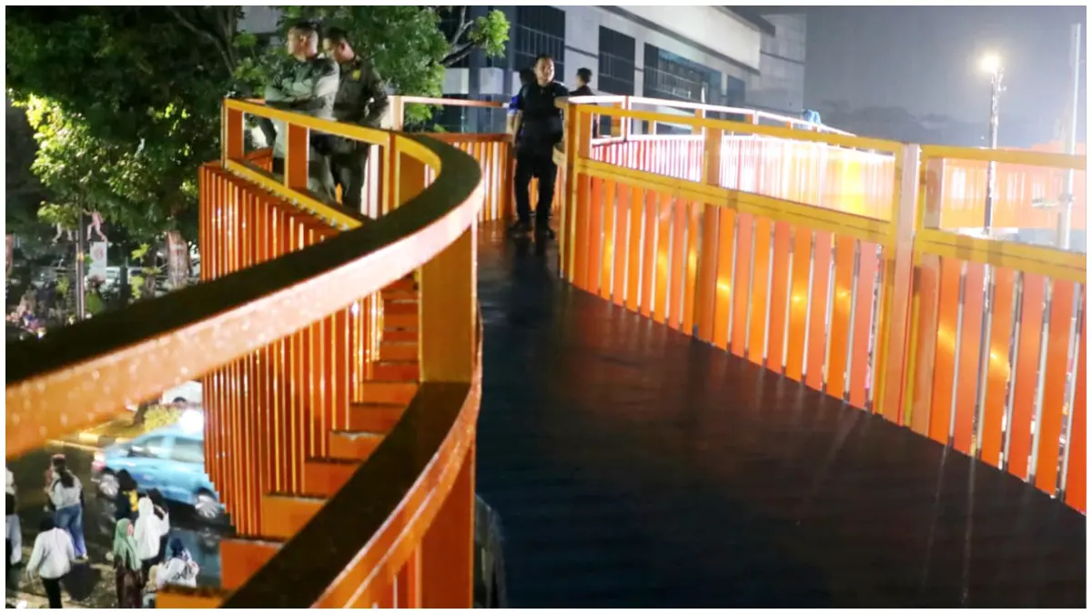 Skywalk Tegar Beriman resmi dipergunakan bagi pejalan kaki di Jalan Tegar Beriman, Cibinong, Kabupaten Bogor. (Foto : Hendi Novian / Radar Bogor)