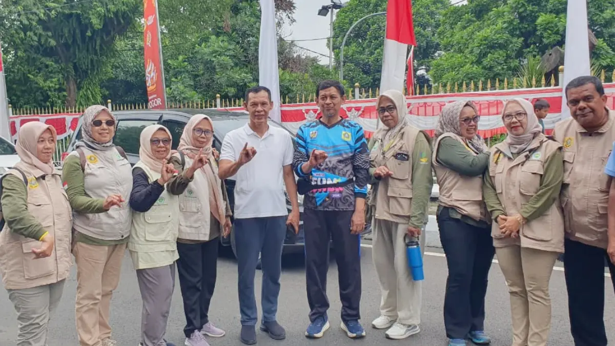 Wakil Bupati Bogor Ade Ruhandi atau Jaro Ade usai mengikuti kegiatan car free day di Jalan Tegar Beriman, Cibinong, Kabupaten Bogor. (Billy/Radar Bogor)