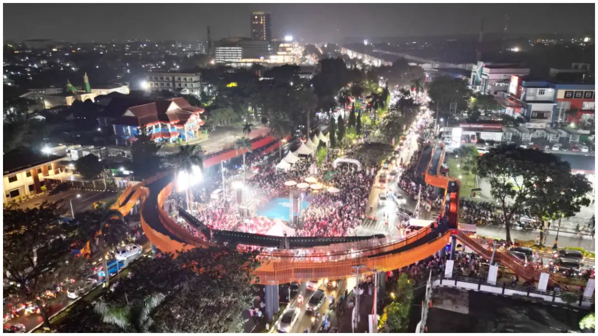 Warga memadati Jalan Tegar Beriman saat diberlakukan Car Free Night sekaligus peresmian Sky Walk Tegar Beriman. (Foto : Hendi Novian / Radar Bogor)