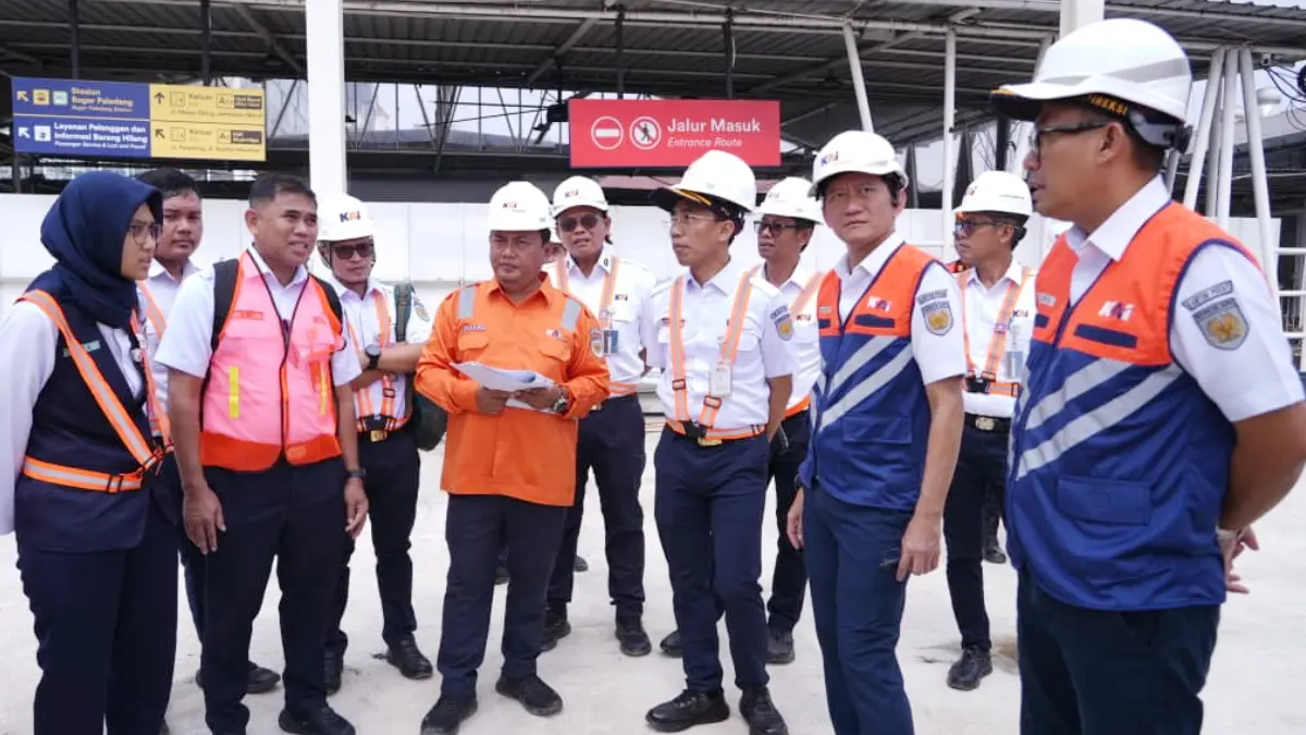 Direktur Utama KAI Bobby Rasyidin saat meninjau proyek di Stasiun Bogor pada Senin, 1 Juni 2026. (Dok. Humas PT KAI Daop 1 Jakarta)