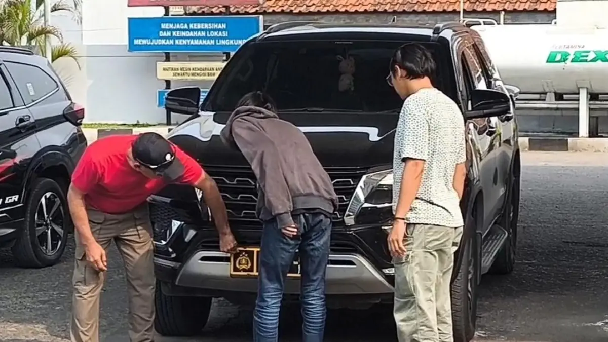 Kapolsek Cileungsi Kompol Edison bersama jajaran saat menggagalkan aksi ketiga pelaku yang menggunakan plat nomor dinas kepolisian palsu di SPBU Jalan Raya Narogong, Kecamatan Cileungsi, Kabupaten Bogor. (Dok. Polsek Cileungsi)