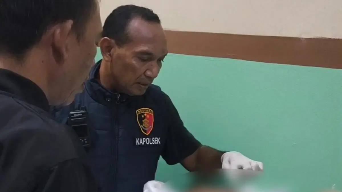 Kapolsek Cileungsi Kompol Edison saat mengintrogasi pelaku di lokasi kejadian di Cileungsi, Kabupaten Bogor. (Dok. Kapolsek Cileungsi)