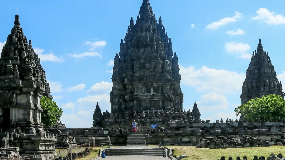 keindahan bangunan Candi Prambanan, salah satu wisata terbaik di Indonesia. (Foto: Pexels/Charl Durand)