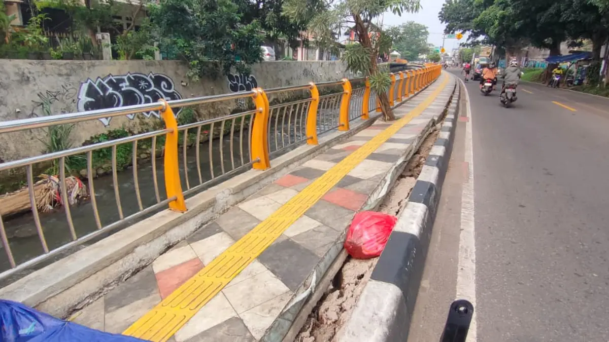 Kondisi longsor di Jalan Raya Muchtar Sawangan Kota Depok Senin, 1 Juni 2026. (Fajar/ Radar Bogor)