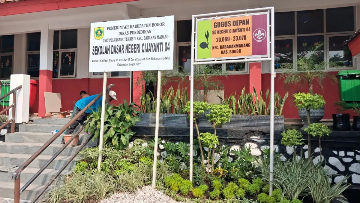 Pihak sekolah SDN Cijayanti 04 melakukan persiapan menjelang kunjungan Presiden RI, Prabowo Subianto di Desa Cijayanti, Kecamatan Babakan Madang, Kabupaten Bogor.Muhammad Ali/Radar Bogor)