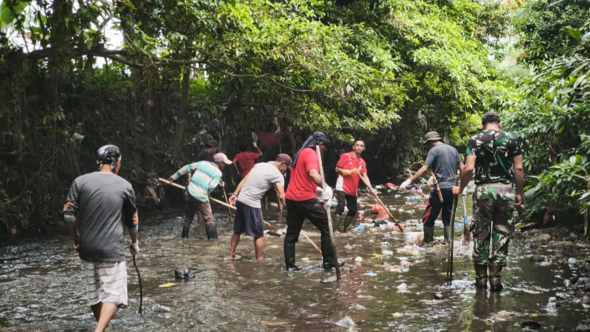 PTPN IV Regional I-PKS Cikasungka bersama warga Desa Mekarjaya, Cigudeg, Kabupaten Bogor melakukan normalisasi Sungai Cikalong. (Septi N/Radar Bogor)