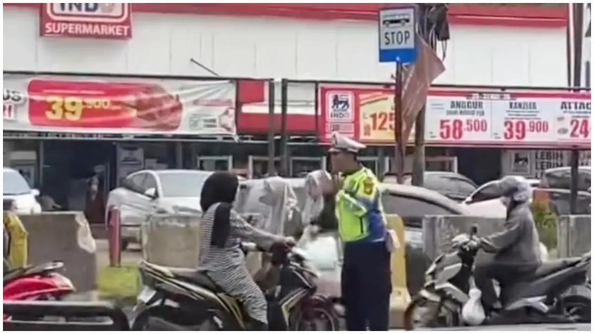 Tangkapan layar pengendara wanita lawan arah di Sawangan Kota Depok.