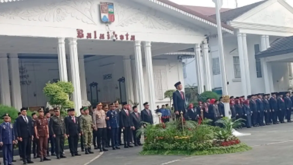 Upacara Peringatan Hari Lahir Pancasila Tahun 2026 di Balai Kota Bogor berlangsung khidmat dipimpin Wali Kota Bogor Dedie A Rachim dan diikuti Forkopimda, ASN, TNI-Polri, serta pelajar. (Fikri/Radar Bogor)