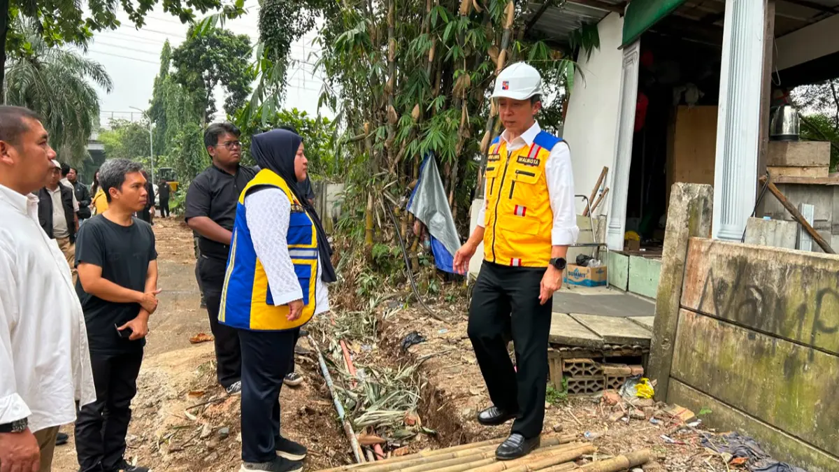 Wali Kota Bogor Dedie A Rachim saat meninjau perbaikan drainase di Jalan Padi. (Fauzan/Radar Bogor)