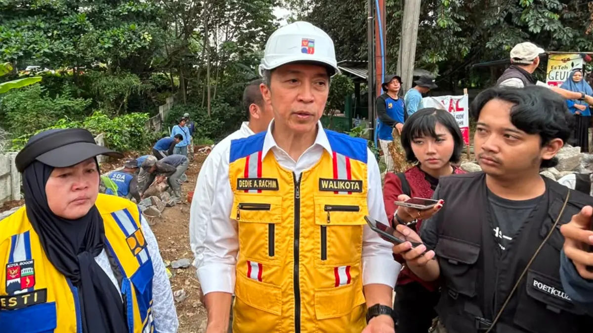 Wali Kota Bogor Dedie A Rachim saat menyampaikan keterangan kepada wartawan. (Fauzan/Radar Bogor)