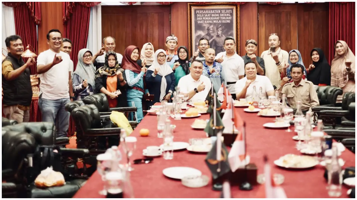 Bupati Bogor, Rudy Susmanto bersama para pegiat lingkungan. (Foto : Diskominfo)