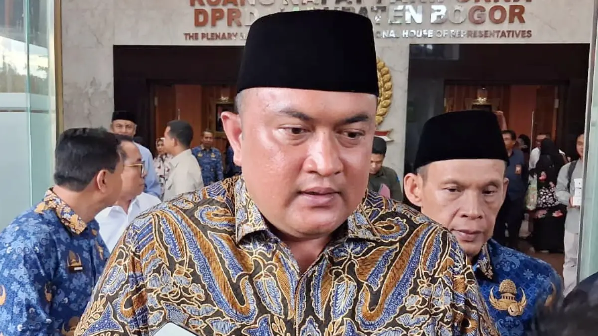 Bupati Bogor Rudy Susmanto saat menyampaikan keterangan kepada wartawan. (Muhammad Ali/Radar Bogor)