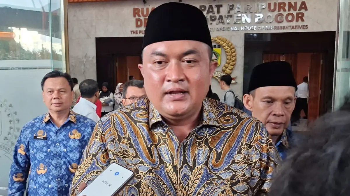 Bupati Bogor Rudy Susmanto saat menyampaikan keterangan kepada wartawan. (Muhammad Ali/Radar Bogor)