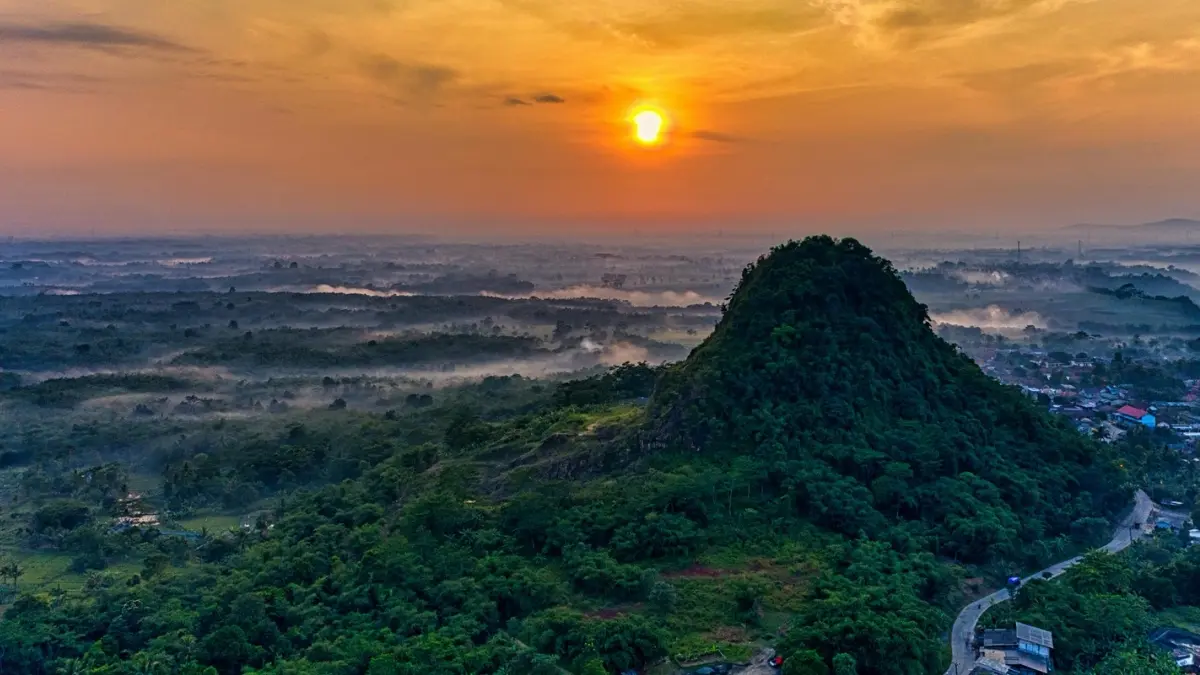Ilustrasi panorama salah satu destinasi perbukitan di Riau. (Foto: Pexels/Tom Fisk)